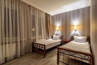Отель Pallada Hotel Тернополь Стандартный двухместный номер с 2 отдельными кроватями-1